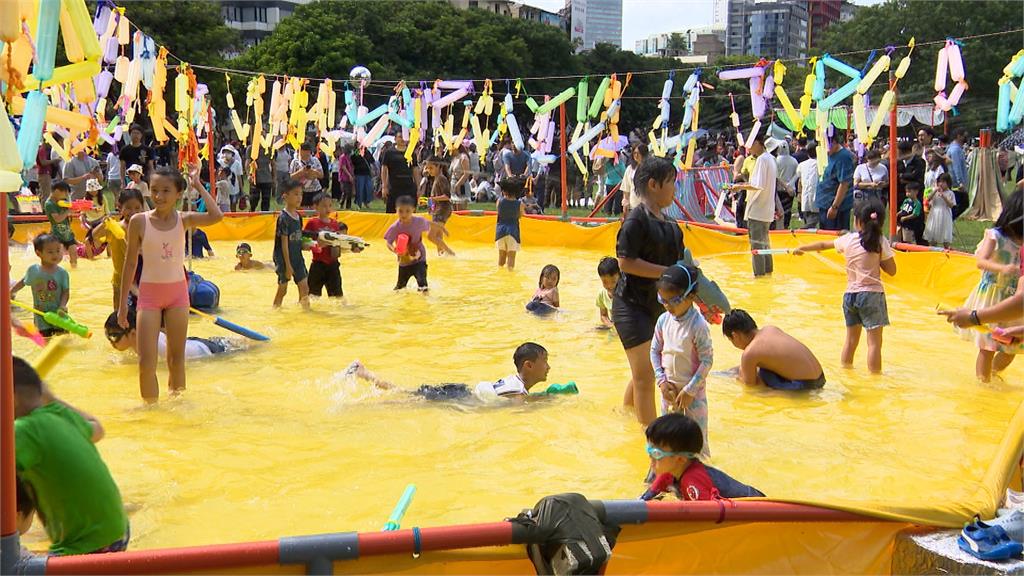 市民廣場變身大型水樂園　360度灑水區透心涼