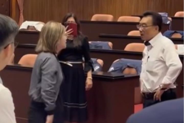 快新聞／立院爆衝突！林國成不讓綠委貼海報　陳培瑜嗆：議場都是你們的？