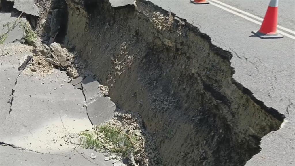 墾丁森林遊樂區道路驚見「巨大天坑」　深度達2公尺