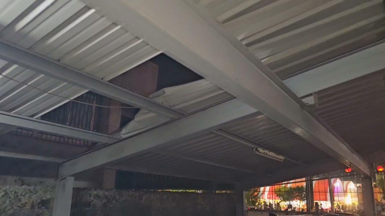 灣裡萬年「建醮慶典」放煙火　遭強風吹偏炸對面警局停車棚