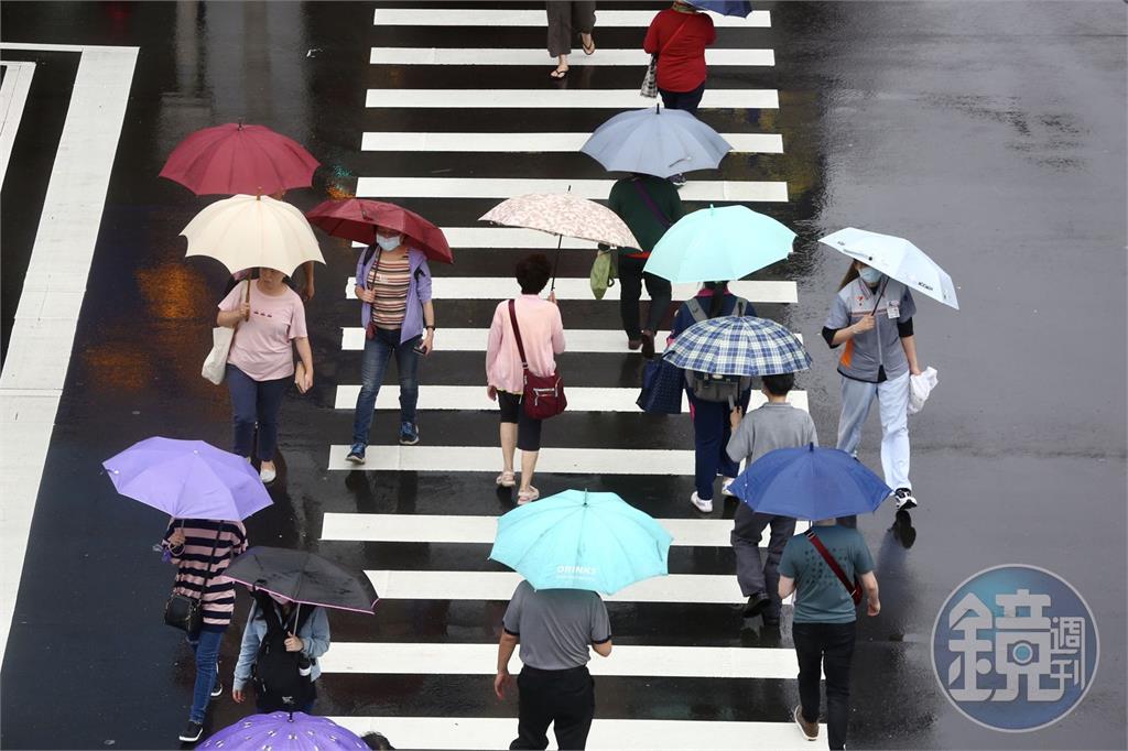防曬撐傘都要帶!今悶熱+雷雨 週三起變天濕涼報到