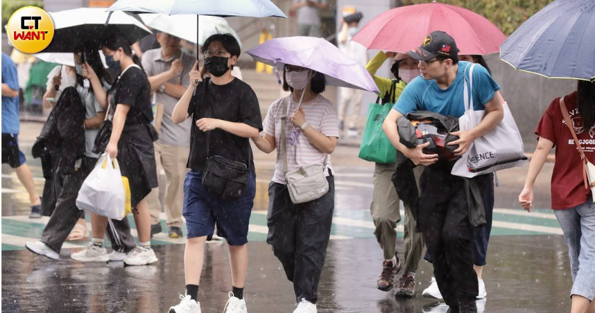 下班注意！10縣市大雨特報　雙北雷雨狂轟到晚間