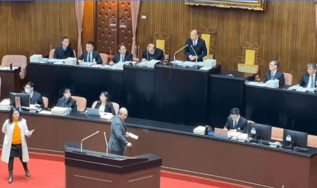 快新聞／資料呢？還沒拿到就宣布要表決　柯建銘怒舉拐杖敲桌抗議