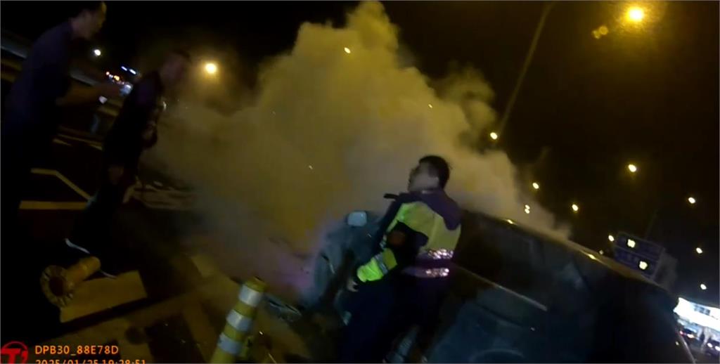 快新聞／國1楊梅休息站電動車自撞起火　7員警急滅火救人畫面曝光