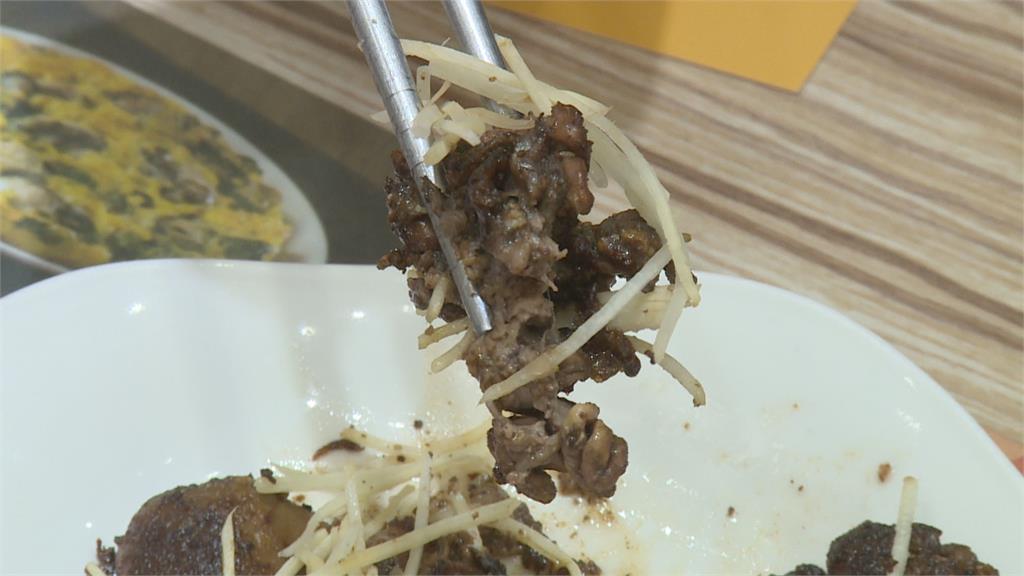 這是什麼神仙料理？　他大口咬下「焦黑」魚腸讚：真是絕了