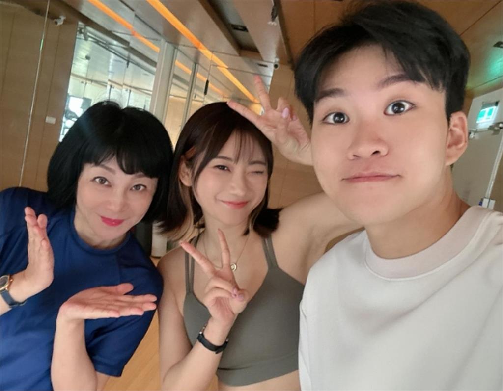 吳淡如去愛莉莎莎家學瑜伽　曝九妹「太瘦」被美肌了
