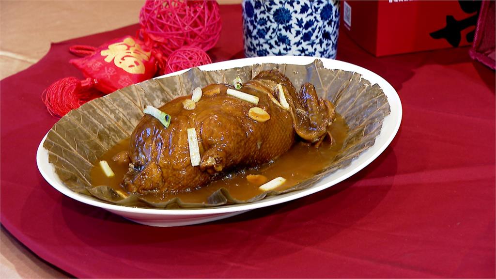 台北餐廳端出八寶鴨　花膠、鮑魚8種內餡藏鴨肚
