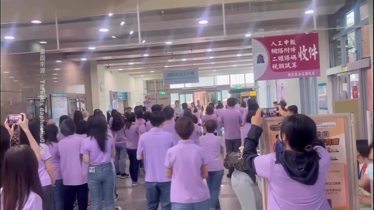馬屁文化? 公務員穿紫衣熱舞迎高虹安「喊愛你」
