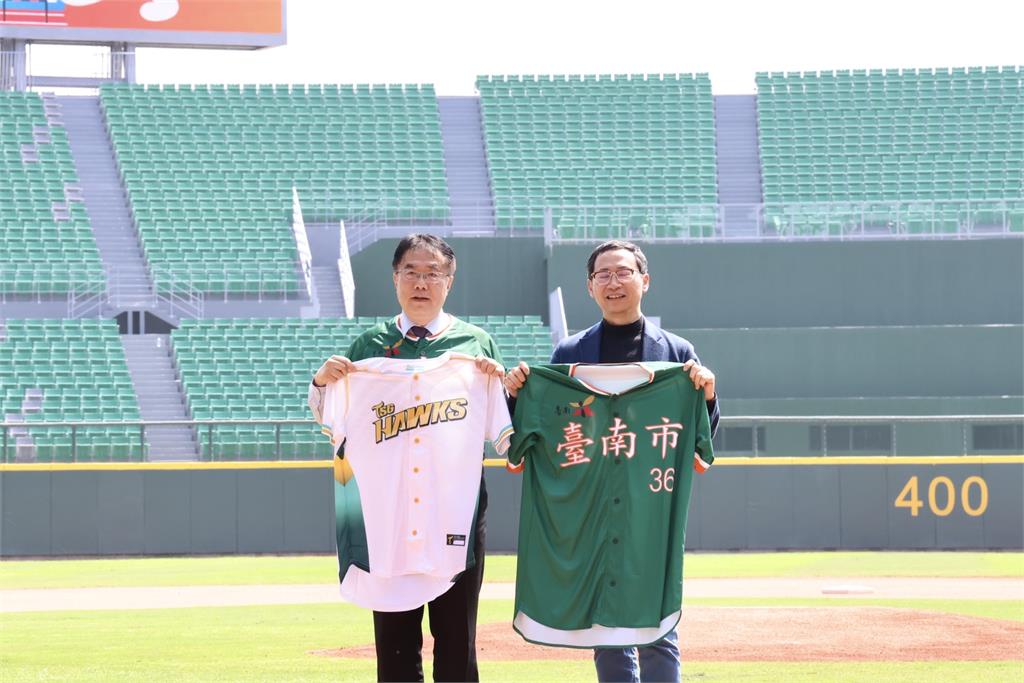 黃偉哲開球!韓職NC恐龍對台八場 亞太主球場首開球迷進場