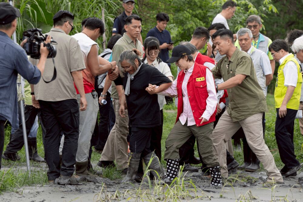 堰塞湖紅色警戒仍存　蕭美琴勘災提醒志工注意自身安全