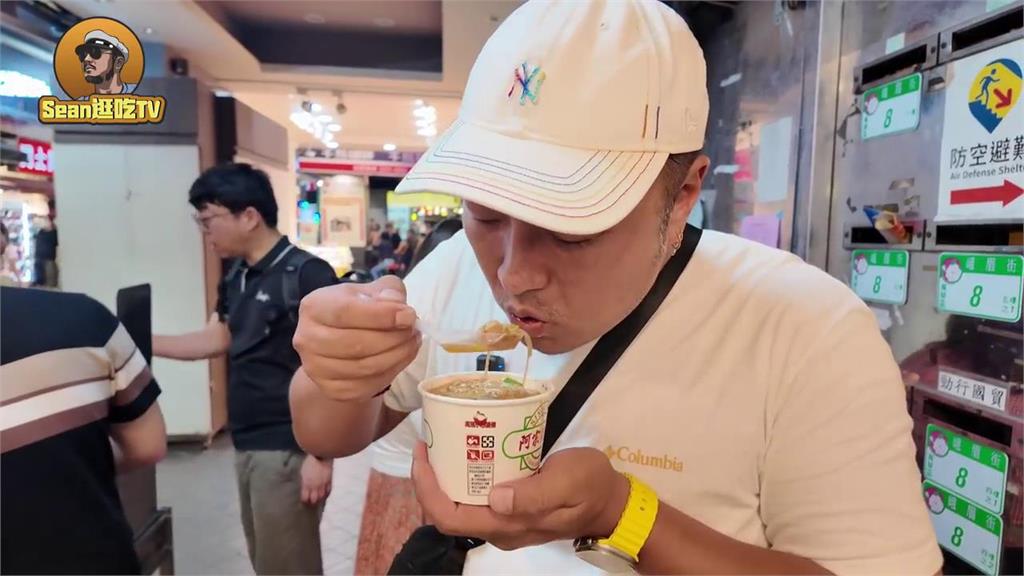 空降台北西門町！中國網紅首嚐人氣排隊美食　誇喊：下次帶朋友來吃