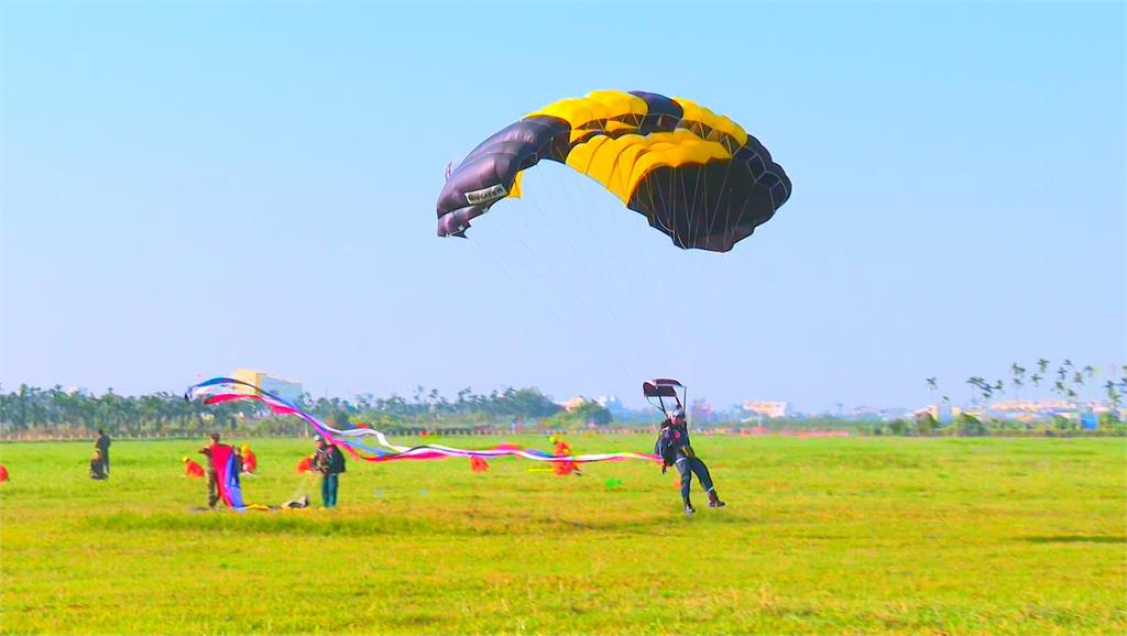 傘兵菁英"神龍小組" 萬呎高空一躍直達目標區