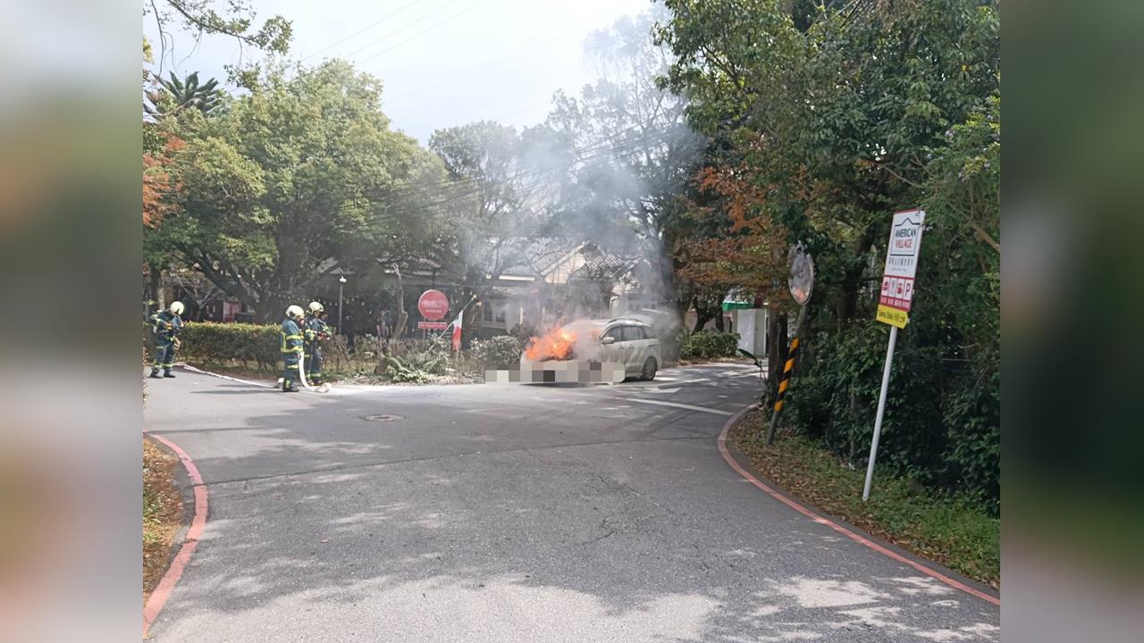快新聞／陽明山火燒車！駕駛驚見引擎冒濃煙　急帶乘客下車保住一命