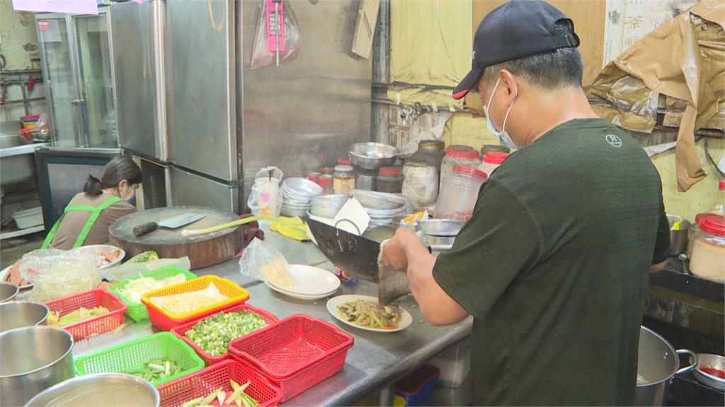 洗車場變愛心熱炒店　蝦米炒飯真工夫