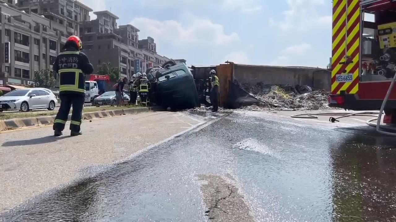 沙鹿向上路"長下坡"再傳車禍! 砂石車翻覆波及4車