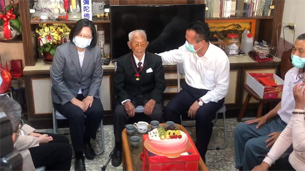 訪107歲人瑞黃德成 蔡總統致贈金牌