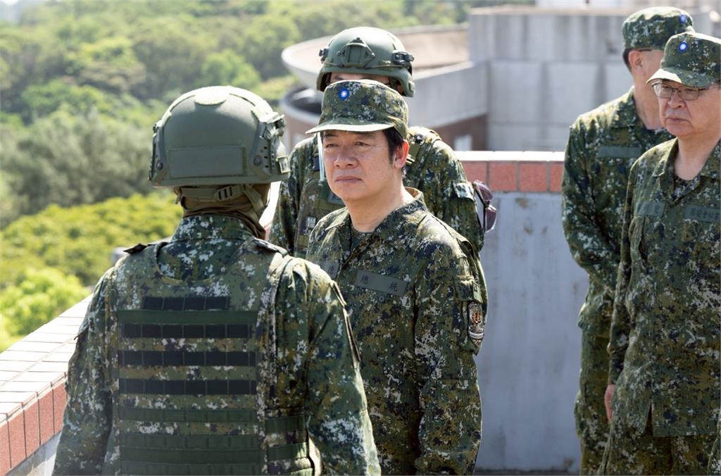 快新聞/總統幕僚穿軍服陪視導遭抹黑 軍方嗆慣例:勿抹煞漢光演習成果