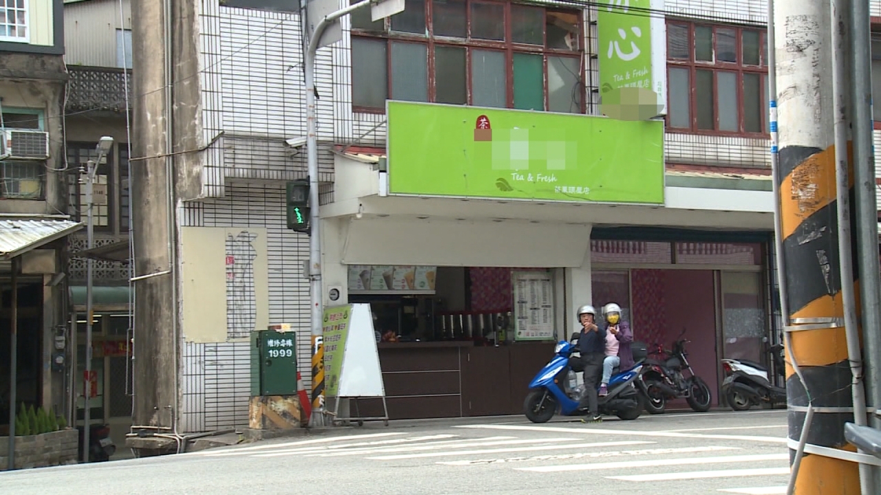 駕駛違停買飲料聊天 見民眾錄影才離開