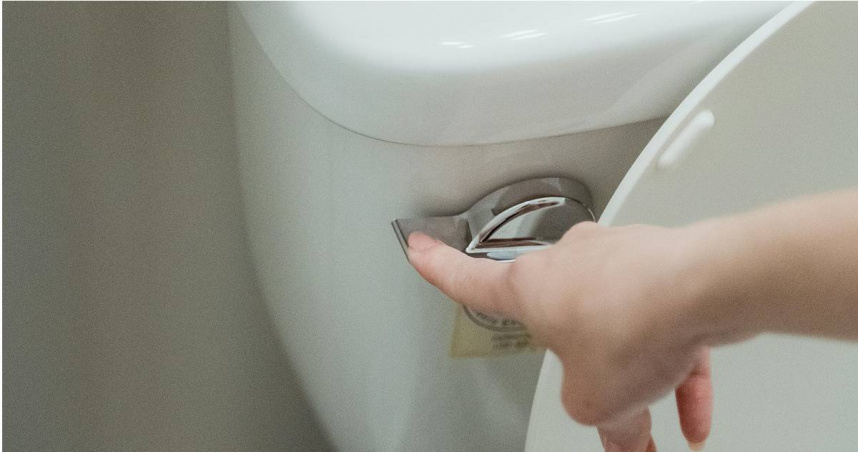 公廁馬桶水濺到屁股會染病？醫曝真正風險在「雙手」