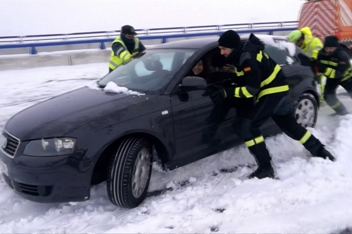 西班牙也遭大雪襲擊 數千輛車受困高速公路