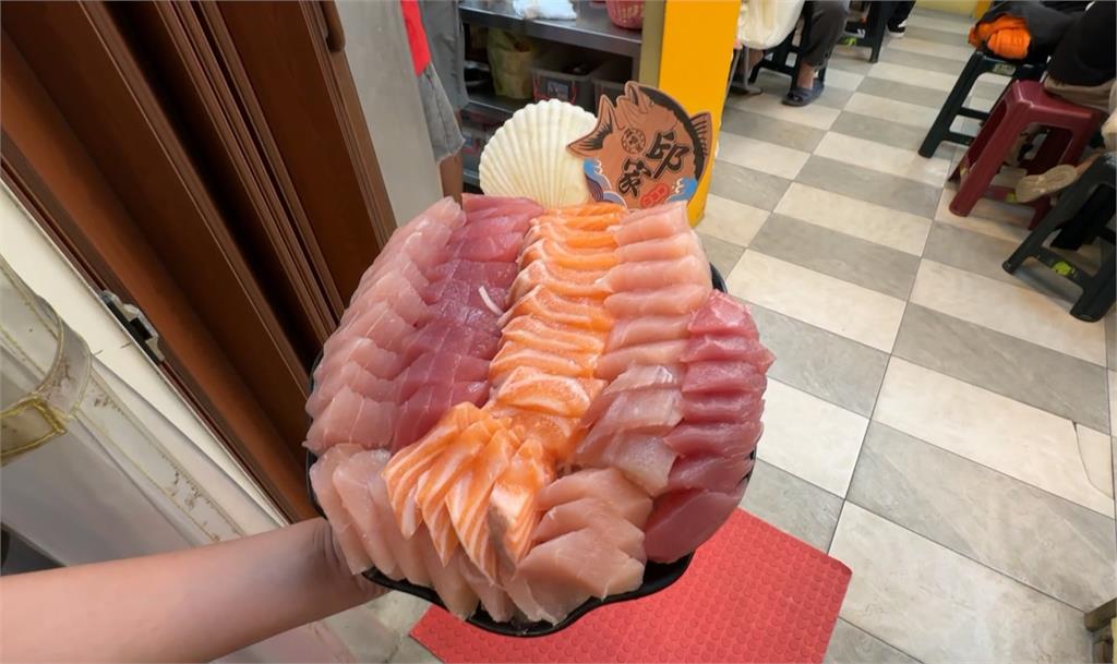 連假Day2！小琉球萬人登島　遊客湧墾丁後壁湖大啖生魚片