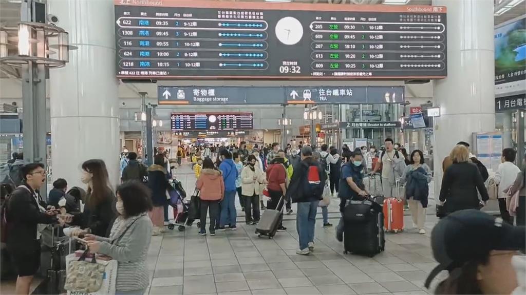 澎湖馬公民眾排候補　台高鐵湧入北返人潮
