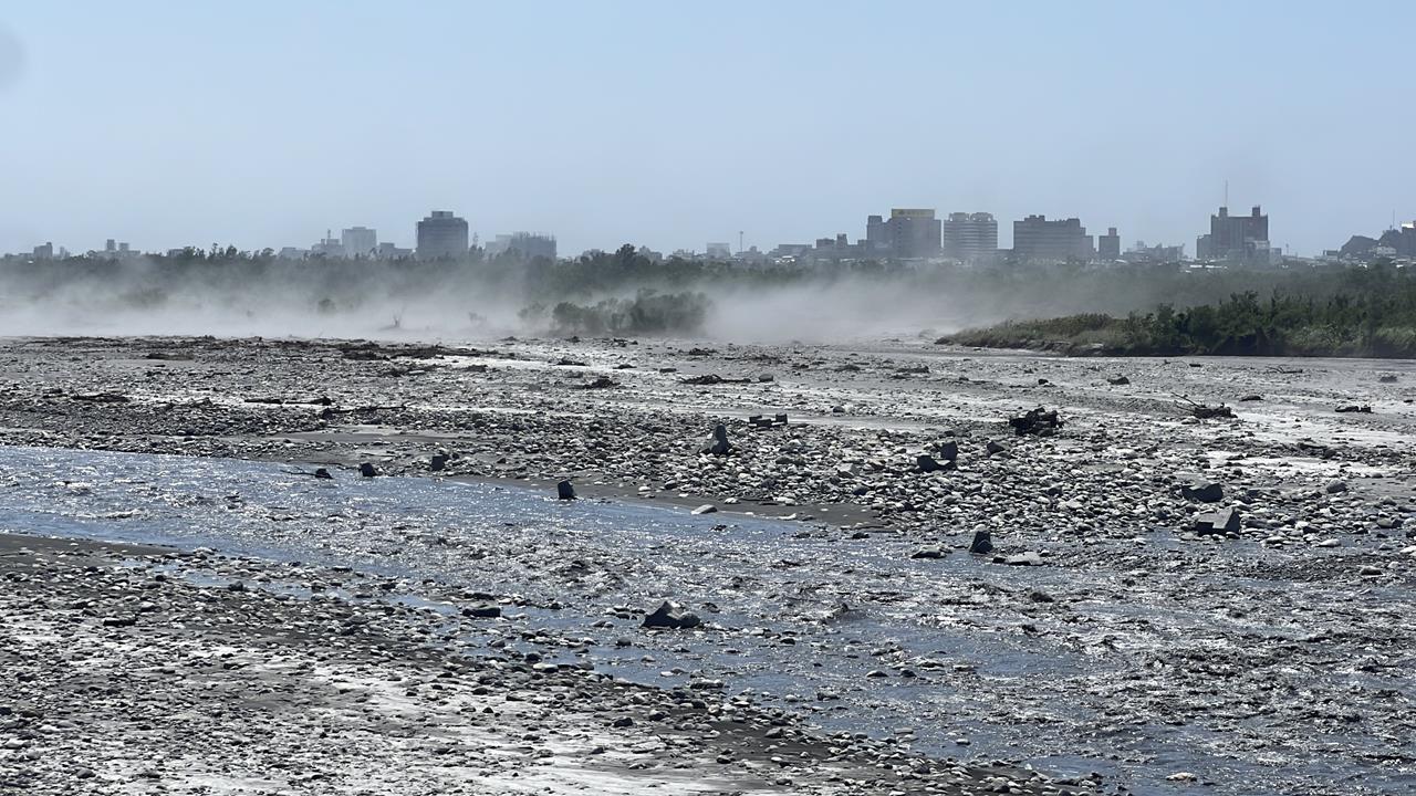 東北季風增強! 水覆蓋工法被沖毀 卑南溪驚見"沙塵暴"
