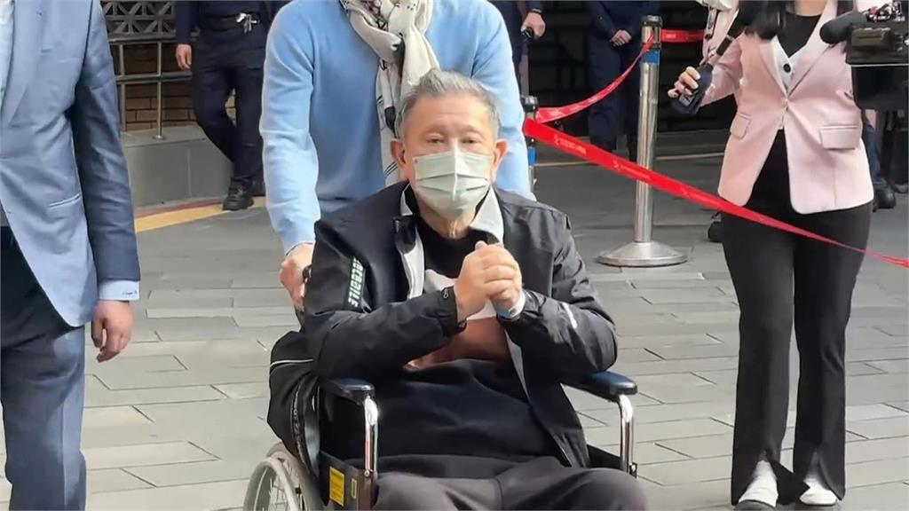 沈慶京改1億交保+戴電子腳鐐　神情疲憊離開北院