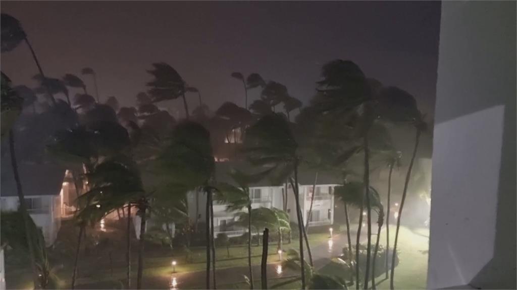 颶風費歐娜發威　威力再升級強襲多明尼加