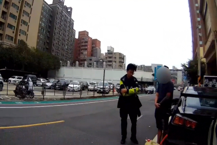 扯！輕信網路謠言「租了就有支配權」　男抽光租賃車汽油還想「揩油」被逮