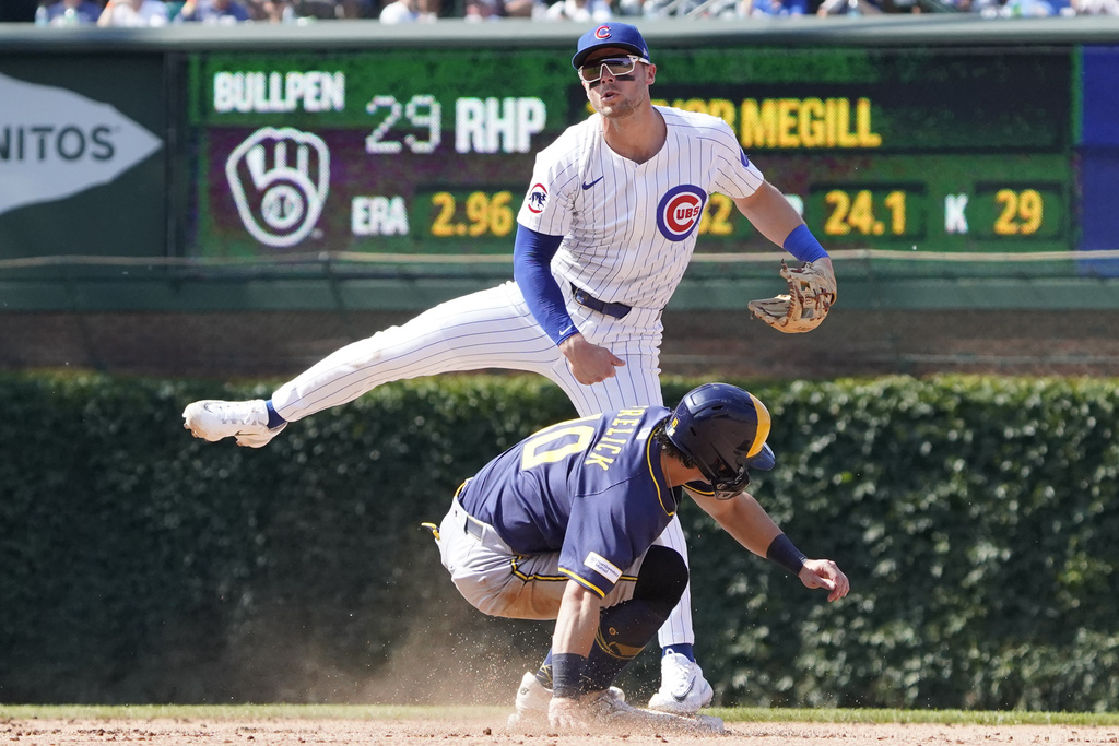MLB(影)／球員球棒意外脫手掛在護網上　大膽球迷像蜘蛛人冒險爬網撿回