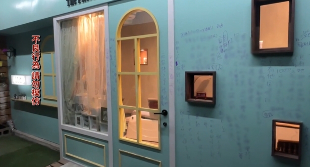 不滿店家？　女子美甲店瘋狂塗鴉留不雅字眼