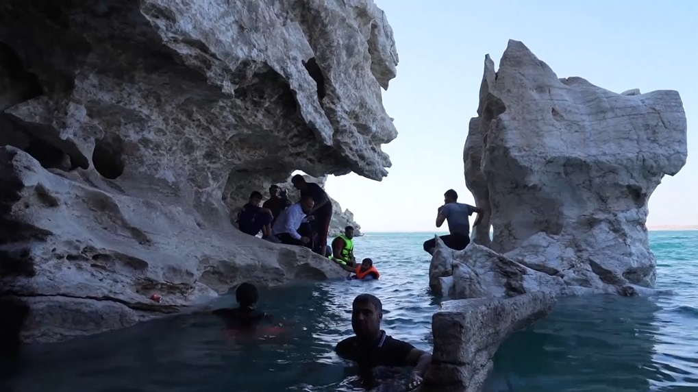 水位降低露出洞穴 伊拉克湖泊成熱門戲水景點