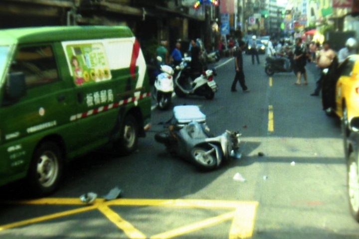 運將開車門 女騎士撞上噴飛對向遭輾