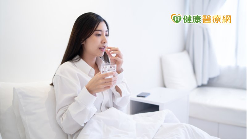 吞服藥丸水喝不夠、立馬躺下？　當心引起食道發炎