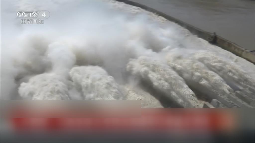 建庫以來最大<em>洪峰</em>來襲 三峽大壩11孔全開洩洪 兩萬多家商鋪被淹沒