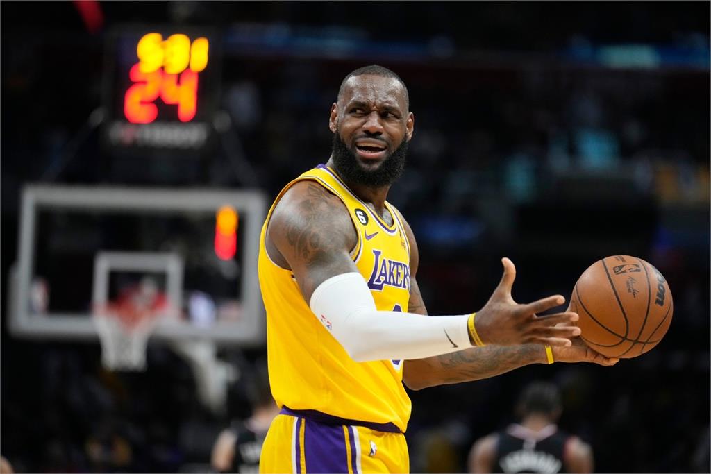 NBA／詹皇與湖人球迷驚傳口角　1句嗆「穿Kobe球衣」粉：上一冠我幫你拿的
