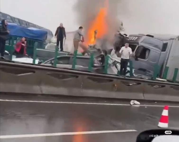 快新聞／大小車輛「堆疊」！　中國湖南連環追撞事故釀16死66傷