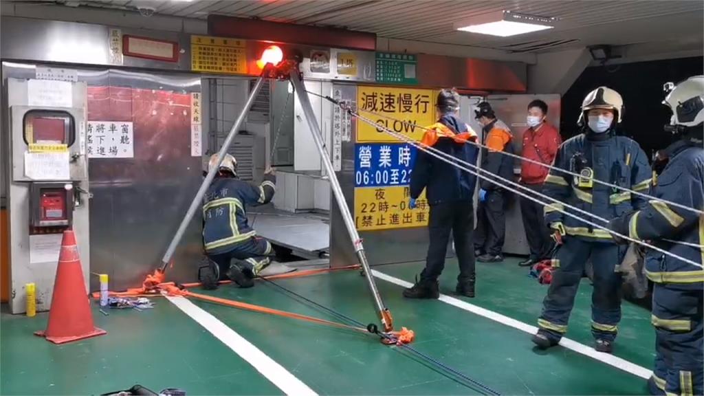 停車場吃人！工人誤觸開關卡升降梯腳骨折