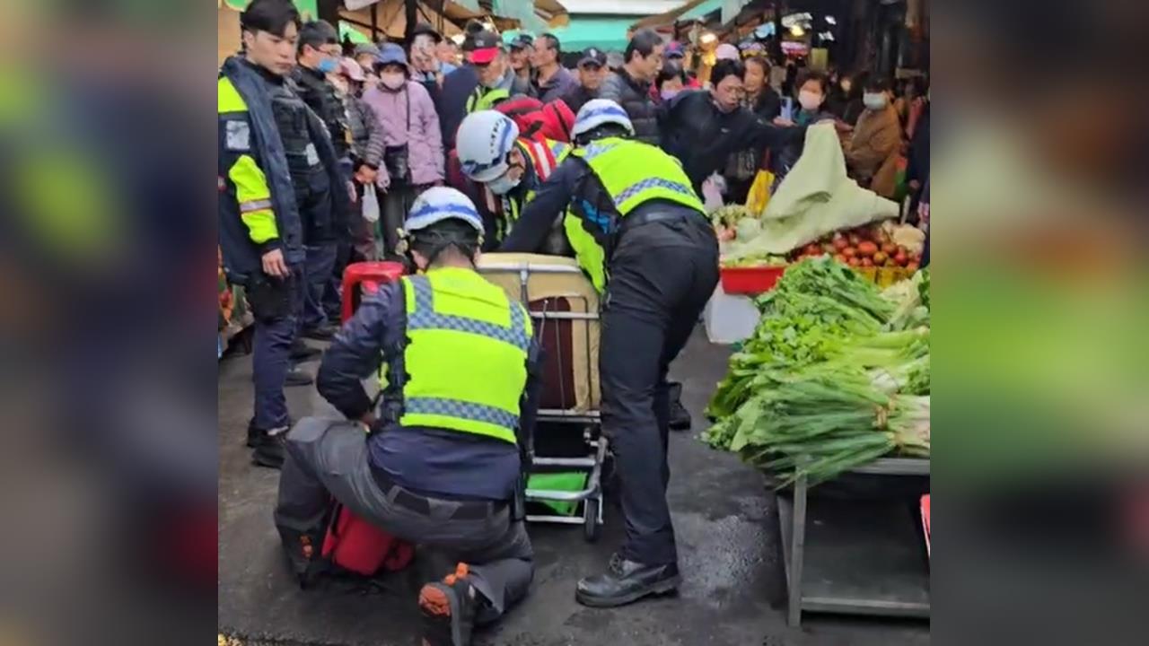 快新聞／苗栗男子持刀襲警遭開槍！波及路人釀3傷　民眾氣罵：別救他