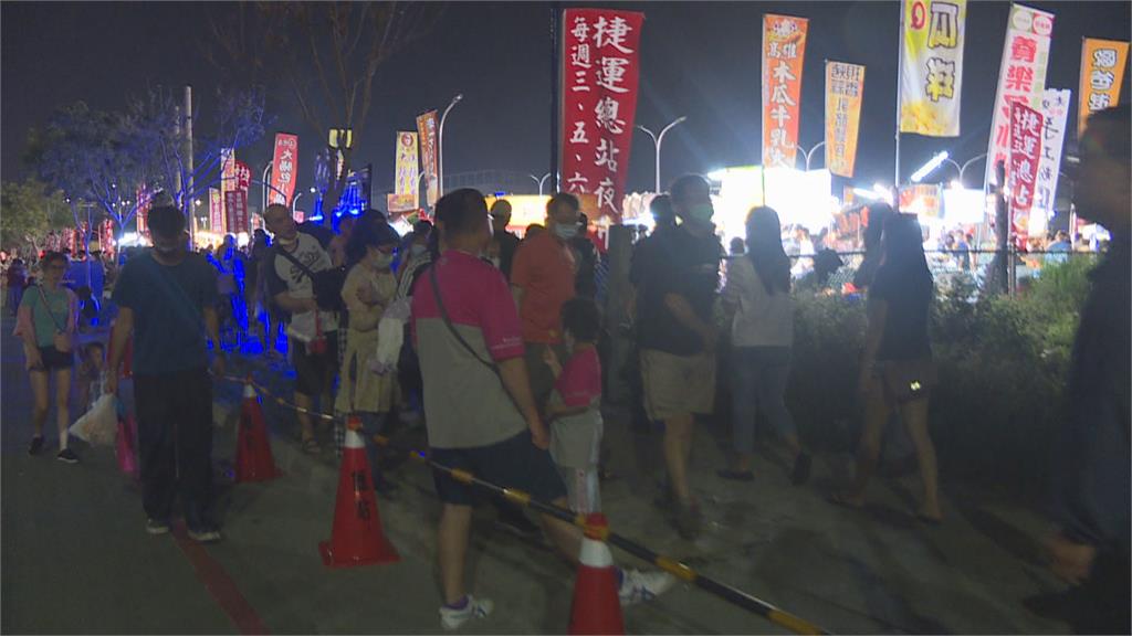 台中捷運旁總站夜市重開張   警2小時開30張違停罰單