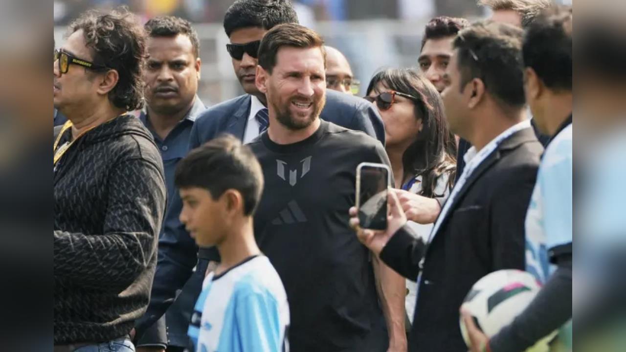 足球(影)/梅西訪印只現身20分鐘引暴動!球迷不爽砸椅:花4000台幣被當盤子