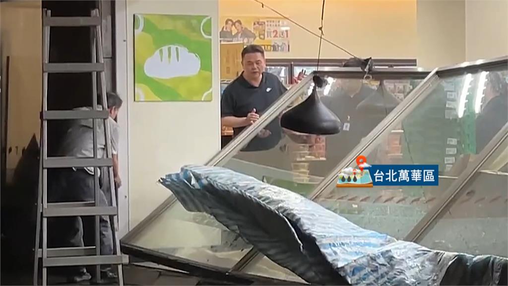 康芮強風！超商落地窗整面倒　台北人：好久沒遇兇猛颱風