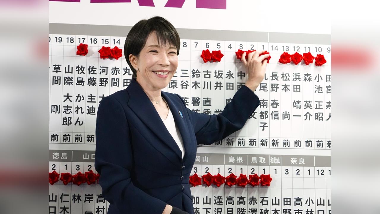 健康拉警報！日相高市會議後　「臉色蒼白」一度站不起身