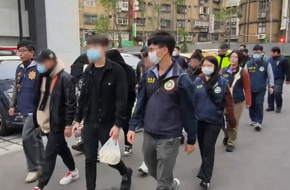 緬甸女奔超商攔警車求援　警破人口販運賣淫集團逮18人