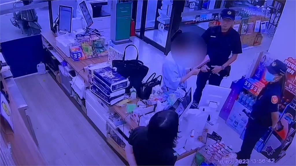 沒熄火被偷走！　車主拍打車窗沒用！看著車被開走