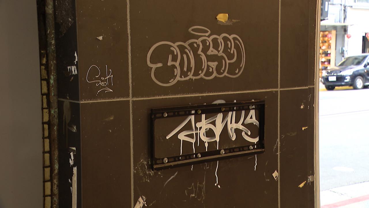 獨／王瞳好友麵店遭找碴？　闆娘控店門口螢幕遭強拆