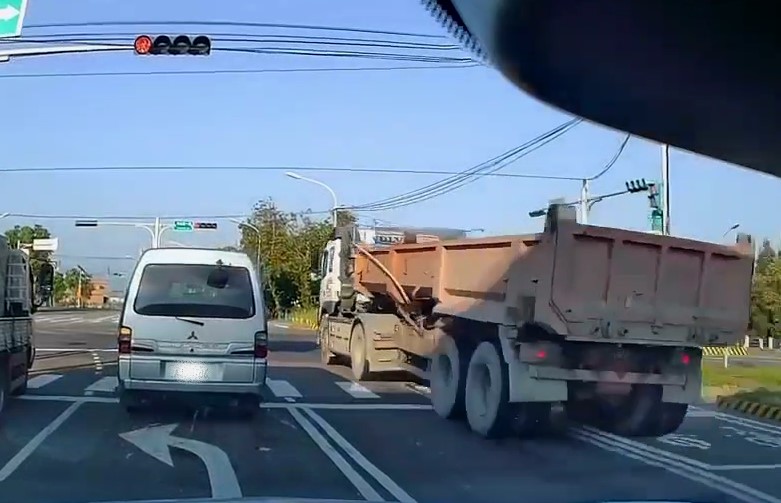 跨越雙黃線.闖紅燈　宜蘭砂石車.大貨車違規事件頻傳