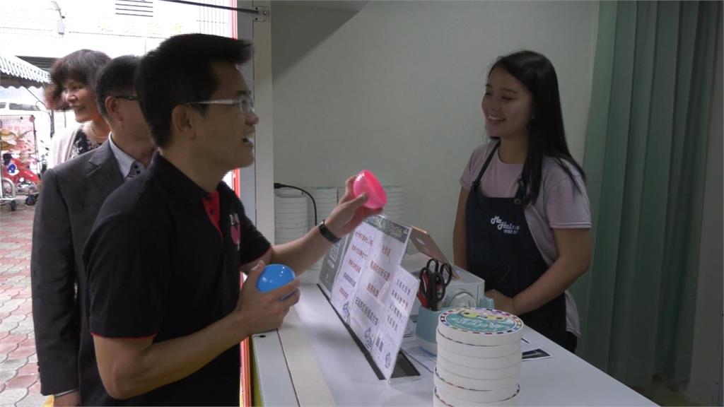 富岡漁港超大扭蛋機 有機會抱回鬼頭刀