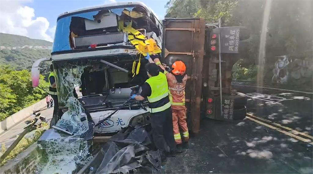 快新聞/萬里滿載鋼條大貨車撞客運1死14傷 警方初判釀禍原因曝